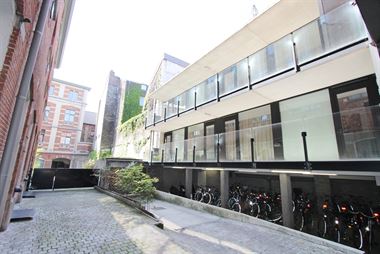 Moderne instapklare studentenstudio in het midden van de universiteitswijk, vlakbij de UIA campus.
Via de poort komen we op het binnengebied met g...