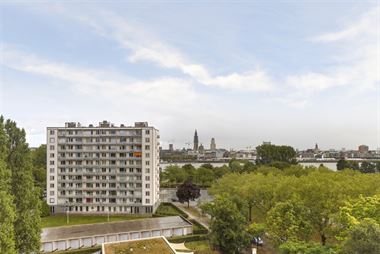Zeer zonnig appartement met 2 slaapkamers en terras, gelegen op de 8ste verdieping van een goed onderhouden gebouw, met een magnifiek open en groen ui...