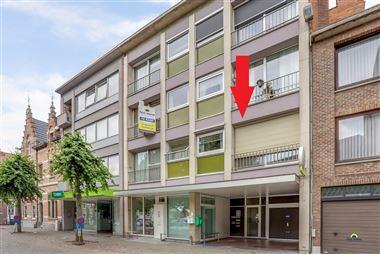 Op te frissen twee slaapkamer appartement met garage te Kruibeke:
Dit appartement is gelegen aan het kerkplein van Kruibeke; winkels, scholen en op...