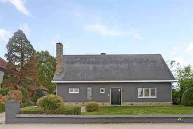Volledig vernieuwde gezinswoning met o.a. 5 slaapkamers, 2 badkamers, ruime woonkamer met open keuken, dubbele garage en verzorgde zuidtuin, op een pe...