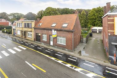 Centraal gelegen gezinswoning met o.a. royale leefruimte, grote berging, 4 slpks en afgesloten tuin. EPC: 596 kWh/m² (vg,wg,gmo,gvkr,gvv)...