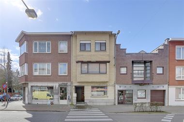 Ruim handelspand met tuin en bovengelegen duplex appartement met 3 slaapkamers te Mortsel.
Mogelijk om te vormen naar een gezinswoning (gelijkvloers ...