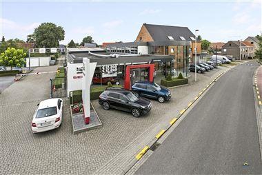 Multifuctioneel gebouw in perfecte staat, met toonzaal, kantoren, werkplaats, magazijn en 2 appartementen! EPC: 128 en 188 kWh/m² (vg,wg,gmo,gvkr,gvv...