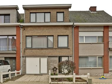 Goed gelegen bel-étage woning nabij het centrum van Bornem.
Woning is gunstig gelegen op wandelafstand van het dorpscentrum en nabij kinderboerder...