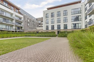 Zeer rustig, doch super centraal gelegen 2-slaapkamer appartement met veel lichtinval, zuidwest georiënteerd zonneterras, zicht op oud kerkje en een ...