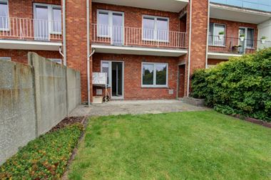 Luxueus gerenoveerd gelijkvloers 2-slaapkamer appartement met mooie westtuin van ca 60 m², mogelijkheid tot garagebox achteraan. Gesitueerd in een kl...