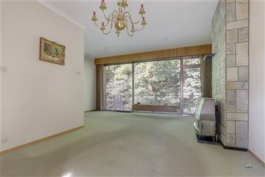 Modernistische bel-etage woning met 3 slaapkamers, garage en tuin met zicht op parkgebied. We betreden de woning en komen in de inkomhal. Naast de in...