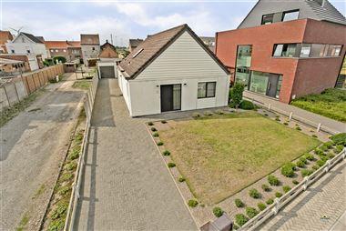 Gezellig huis te koop te Brecht. Deze prefab woning beschikt over een inkomhal, leefruimte, ingereichte keuken, berging, 2 slaapkamers, gastentoilet, ...