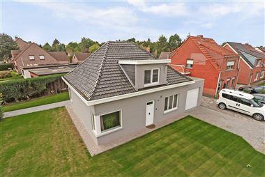 Charmante woning gelegen in Klein-Veerle te Brecht. De woning beschikt over een inkomhal, leefruimte, open keuken, 3 bergingen, badkamer met ligbad, 2...