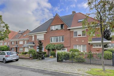 TE KOOP - Edegem - Karaktervolle ééngezinswoning 3/4 slaapkamers - Elsdonck, nabij domein Hof ter Linden - met oprit en garage.
Indeling :
Opr...