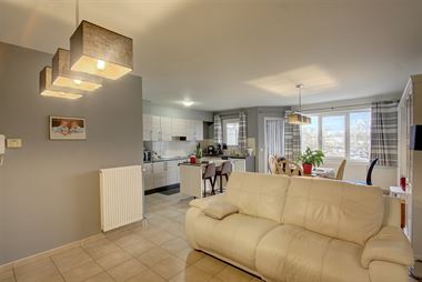 Recent (2008) 2 slaapkamer appartement met terras en lift gelegen te Wilrijk wijk Neerland.
Gunstig EPC kengetal van 82 en elektrische installatie co...