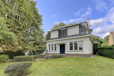 Riante villa met 4 slpks op ca. 2.500 m2 grond!
Verhuur op korte termijn - contract 1 jaar.
Omschrijving:
Ruime centrale inkomhal.
Aan de voor...