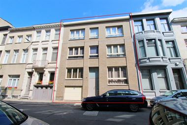 Uniek en prachtig gerenoveerd gebouw bestaande uit 3 units, een magnifiek gelijkvloers duplexappartement met tuin met daarboven 2 luxueuze 1-slaapkame...