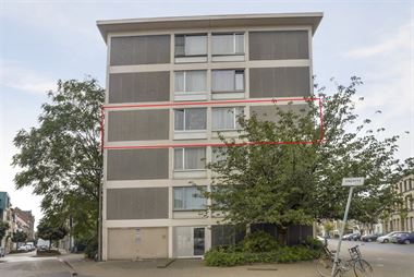 Instapklaar appartement met 3 ruime slaapkamers op de 3de verdieping van een goed onderhouden gebouw. Zeer centraal gelegen met winkels, scholen en o...
