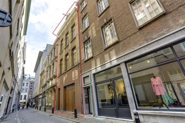 Op te frissen historisch winkelhuis met garage, 4 slaapkamers en leuk terras, gelegen in een zijstraat van de Vrijdagmarkt, gelegen pal in het histori...