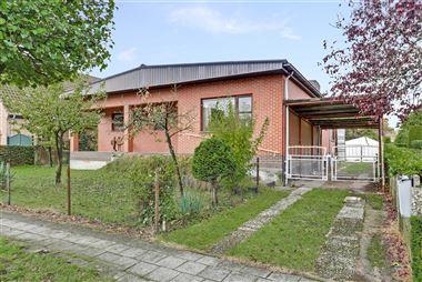 Gelijkvloerse gezinswoning, gelegen op een perceel van ca. 772m² te Essen-Wildert!
Deze woning is ingericht met een ruime leefruimte, een keuken, v...