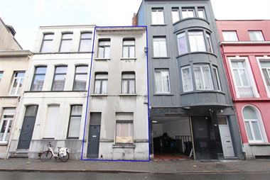 Te renoveren opbrengst eigendom bestaande uit 3 units volgens het bouwplan van 05/11/1929 met ruime tuin. Zeer centraal gelegen, op wandelafstand van ...