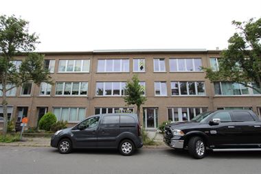Luxueus gerenoveerd 2-slaapkamer appartement met leuk westgericht terras van ca 6 m², mogelijkheid tot garagebox achteraan. Gesitueerd in een klein g...