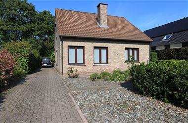 Gezellige woning gelegen in het centrum van Zoersel. De Woning beschikt over een inkomhal, leefruimte met palletkachel, ingerichte keuken veranda, 2 s...