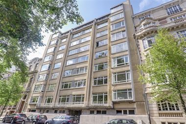 Zeer mooi en perfect onderhouden ruim 2-slaapkamer appartement met groot terras in een standingvol gebouw met enorme gemeenschappelijke tuin aan het H...