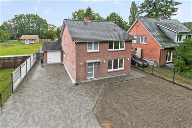 Volledig vernieuwde woning, gelegen op een perceel van ca. 705m², te Essen-Wildert!
Deze woning is voorzien van een lichte leefruimte, een volledig...