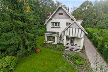 Charmant, authentiek huis met 3 slaapkamers op een perceel van 1.500m² gelegen in Kapellenbos, tussen Kalmthout en Kapellen! Deze villa is ideaal voo...