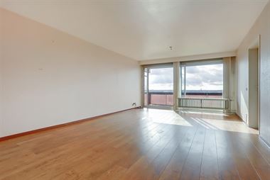 Zeer leuk 2-slaapkamer appartement met terras (en mogelijk P) op de 13de verdieping met een prachtig panoramisch zicht over de stad. Zeer centraal gel...
