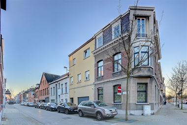 Uitzonderlijke ruime woning te koop met 4 slaapkamers en garage in Hoboken.
Deze woning is gelegen in een rustige zijstraat van de Louisalei, de Wi...