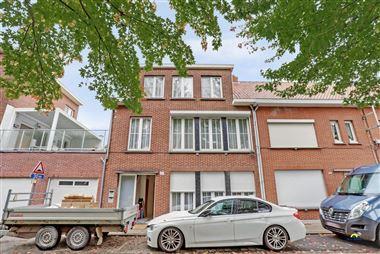 Ruim duplexappartement met terras en 2 of 3 slaapkamers, garage mogelijk:
Ideaal gelegen, rustig en tocht dichtbij het centrum.
Het is in goede staa...
