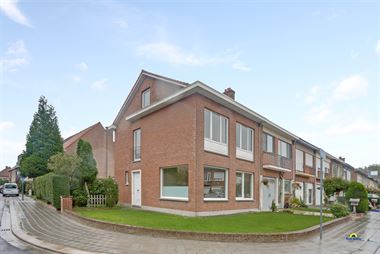 Te renoveren half open bebouwing met 3 slaapkamers, tuin en garage op 252m². We betreden deze woning via de voordeur en komen in een aparte inkomhal ...