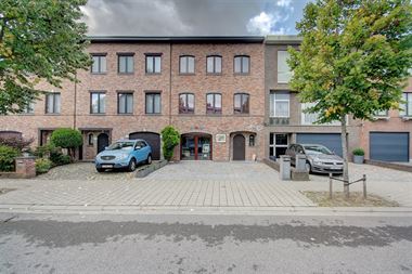 Ruime woning met 3 ruime slpks, oprit en tuin op 7m gevelbreedte.
Gelegen tussen Wilrijk en Aartselaar centrum - wijk Neerland.
Omschrijving:
R...