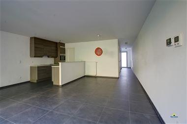 Gelijkvloers appartement TE HUUR van 92 m² pal in het hart van Sint Niklaas maar vlakbij de
winkels , het uitgangsleven en het station.
Dit appa...