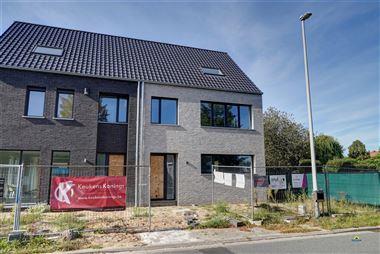 Zeer mooie en ruime nieuwbouwwoning! Deze nieuwbouwwoning beschikt op de gelijkvloerse verdieping over een grote en lichte leefruimte met open keuken....