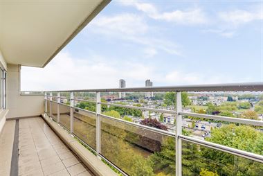 Zeer licht en ruim 3-slaapkamer appartement met 2 badkamers en terras op de 10de verdieping van een verzorgd gebouw, met een fenomenaal panoramisch ui...