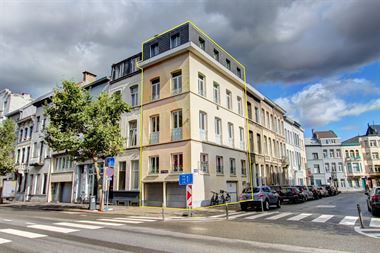 Vergund opbrengsteigendom bestaande uit een gelijkvloerse garage (3 staanplaatsen) en 4 appartementen van ca 45 m² met elk 2 slaapkamers. Gelegen in ...