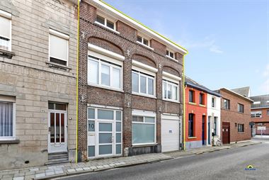 Op het gelijkvloers vinden we een ruime garage waar plaats is voor twee wagens. Aansluitend op de garage is een wasplaats met een ruime aparte bergin....