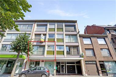 Centraal gelegen appartement met garage in Kruibeke:
Dit appartement is gelegen aan het kerkplein van Kruibeke; winkels, scholen en openbaar vervoe...