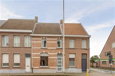 Goed gelegen op te frissen woning met ruime tuin en achteruitgang:
Op wandelafstand van het dorpscentrum, winkels en scholen, vlakbij openbaar vervoe...