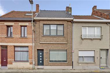 Zeer goede gelegen gezinswoning met 3-4 slaapkamers en een tuin:
Dichtbij winkels, scholen, openbaar vervoer en de gemeentelijke sportinfrastructuur....