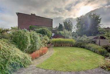TE KOOP - MORTSEL - RUIM "GELIJKVLOERS" APPARTEMENT met 3/4 slaapkamers, tuin, garage en oprit.
Gelegen tussen Mortsel centrum en Boechout, nabijheid...