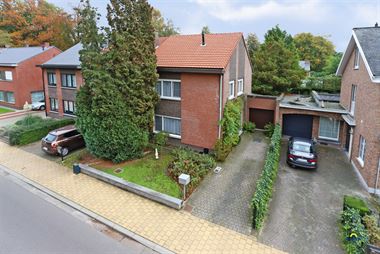 Half-open bebouwing met 3 slaapkamers, garage en veranda, gelegen op een terrein van 350m² in het bruisende centrum van Kapellen!
Dit huis ligt in ...