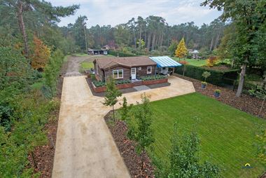 Perfect afgewerkte en luxueus ingerichte chalet met o.a. gezellige leefruimte, mooie ingerichte keuken, slaapkamer met dressing, prachtige badkamer en...