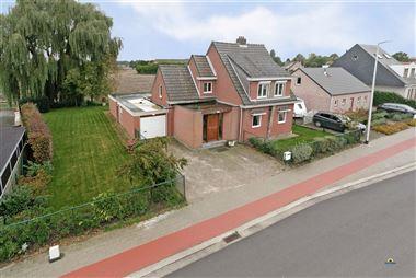 Karaktervolle woning op een perceel van ca. 810m² te Essen-Horendonk, met prachtig uitzicht over weilanden! Momenteel ingericht met 3 slpks., badkame...