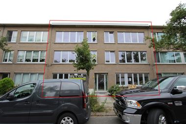 Betonnen vergund opbrengsteigendom bestaande uit 6 gerenoveerde 2-slaapkamer appartementen, waarvan de 2 gelijkvloerse een mooie tuin hebben. Mogelijk...