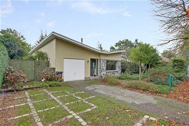 Gezellig, charmant gelijkvloers huis op een terrein van 815,5 m², gelegen in een rustige, leuke woonwijk nabij het centrum van Kapellen! Vanuit de ve...