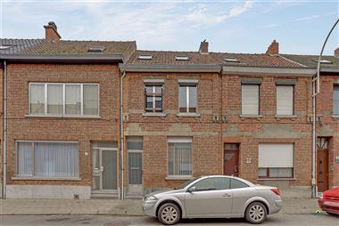 Goed gelegen op te frissen gezinswoning met tuin:
Op wandelafstand van de winkelstraat, scholen en openbaar vervoer.
De woning is te moderniseren ma...