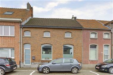 Instapklare gezinswoning met 3+1 slaapkamers nabij centrum van Bazel.
Goed bereikbaar en op wandelafstand van scholen, winkels en het pittoreske cent...