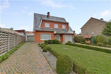 Ruime woning met tuin gelegen in het centrum van Sint-Lenaarts. Het Huis beschikt over een inkomhal, leefruimte, ingerichte keuken, 2 badkamers, bergi...