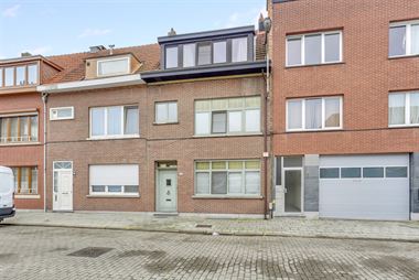 Te koop - woning - Merksem - Rustig gelegen nabij handige doorverbindingen van-en naar de stad zowel per wagen, het openbaar vervoer als met de fiets ...