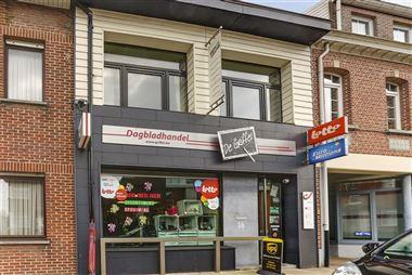 Handelspand met appartement en tuin te huur in het centrum van Loenhout. Het appartement boven is voorzien van een nieuwe keuken en badkamer, heeft 2 ...